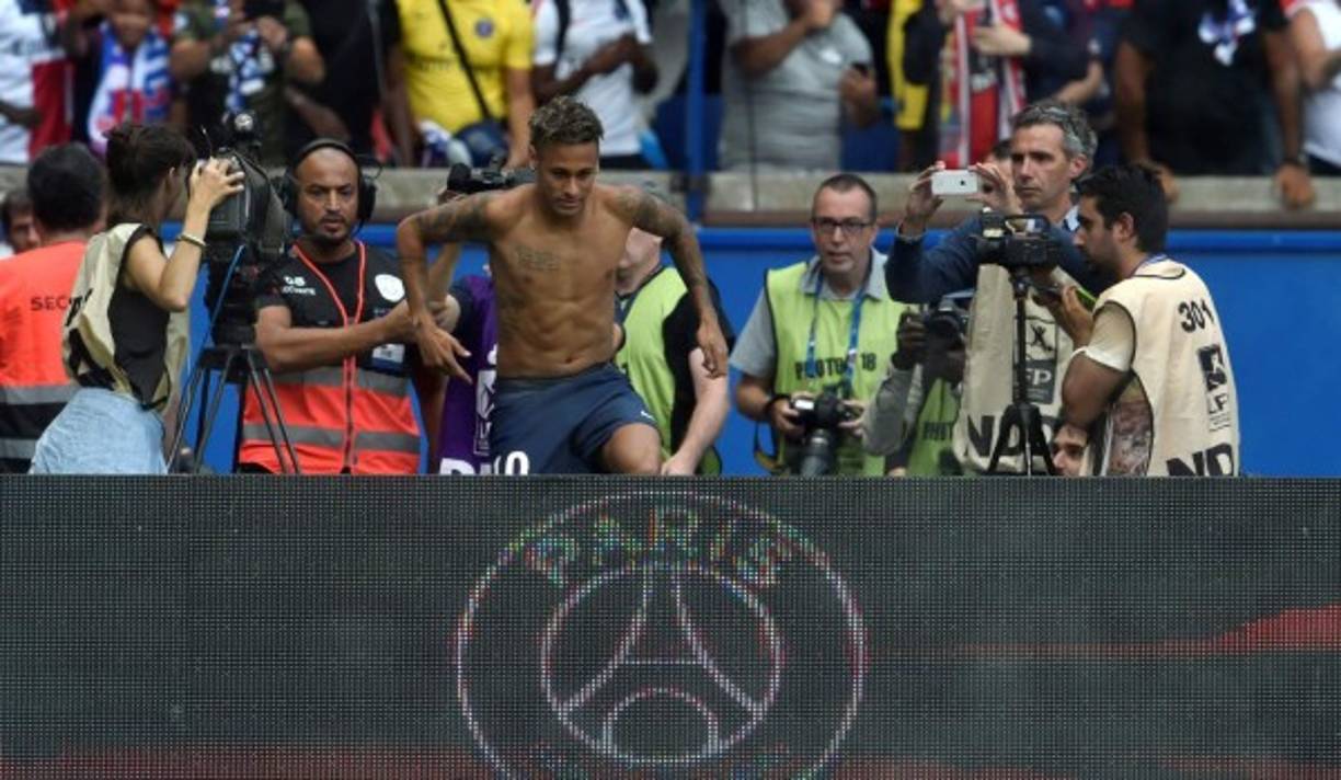 Neymar fue objeto de miles de fotos y vídeos caseros allá por donde pasó. FOTO AFP.