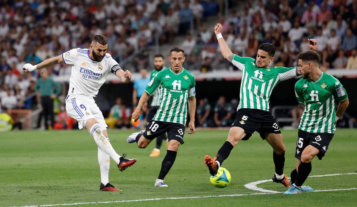 Karim Benzema buscó el gol con este disparo que intentó tapar la defensa del Betis.