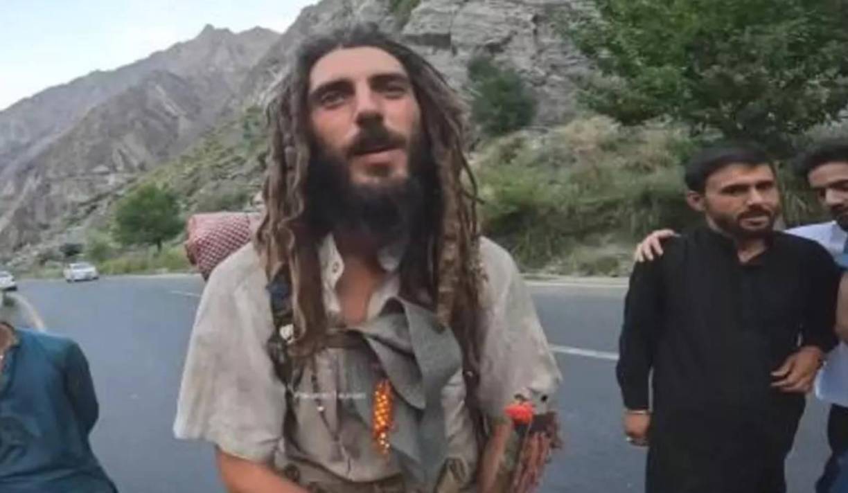 Sorpresa y revuelo ha provocado en las últimas horas el ver a un exdeportista caminar descalzo para “unirse al Alá”. 