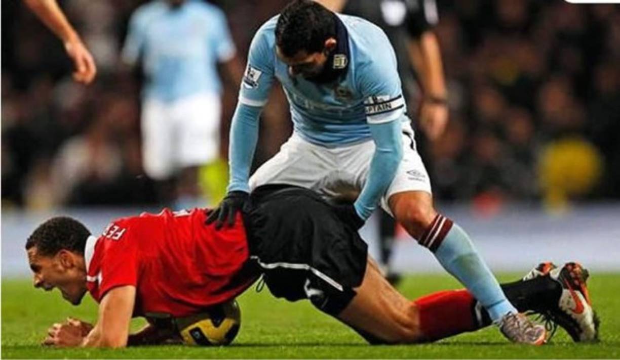 Carlos Tévez tuvo un lance con Rio Ferdinand donde parece está buscando nuevos lugares para extraer petróleo.