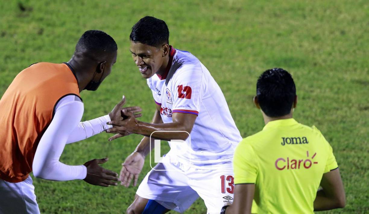 Bryan Moya celebró su gol con Brayan Beckeles.