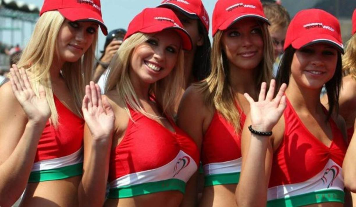 El inglés Raheem Sterling le escapa a la marca de dos húngaros durante un choque por las eliminatorias de la Copa Mundial que Inglaterra ganó 3-0 el 2 de septiembre del 2021 en Budapest. Sterling fue blanco de actitudes racistas de parte de los aficionados húngaros, a raíz de las cuales la FIFA dispuso que Hungría juegue su próximo partido de las elimniatorias como local sin público. (AP Photo/Laszlo Balogh)