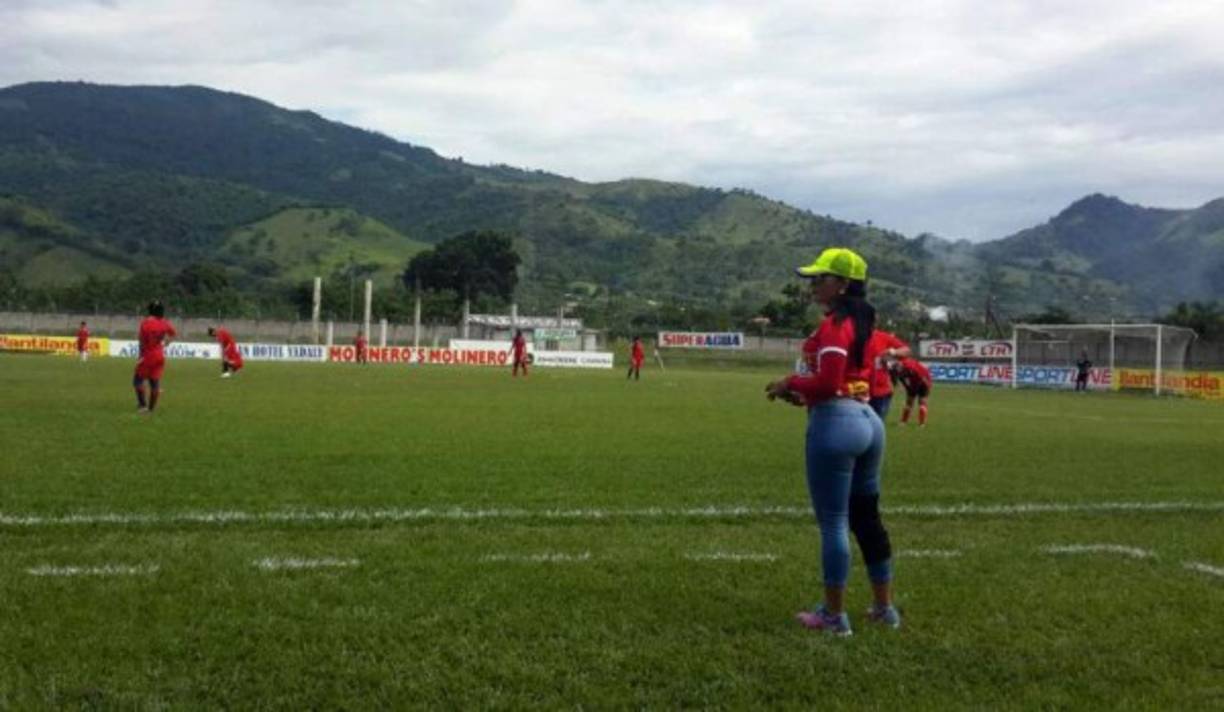 Le ha tocado vivir momentos incomodos: 'Siempre me hacen propuestas indescentes pero eso pasa por la poca educación de algunas personas del pais, sólo se fijan en cosa materiales pero no les hago caso siempre me fijo en lo bueno. Me gusta mucho la personalidad de los hombres en eso me fijo mucho pero detesto a los sucios y mal educados'.