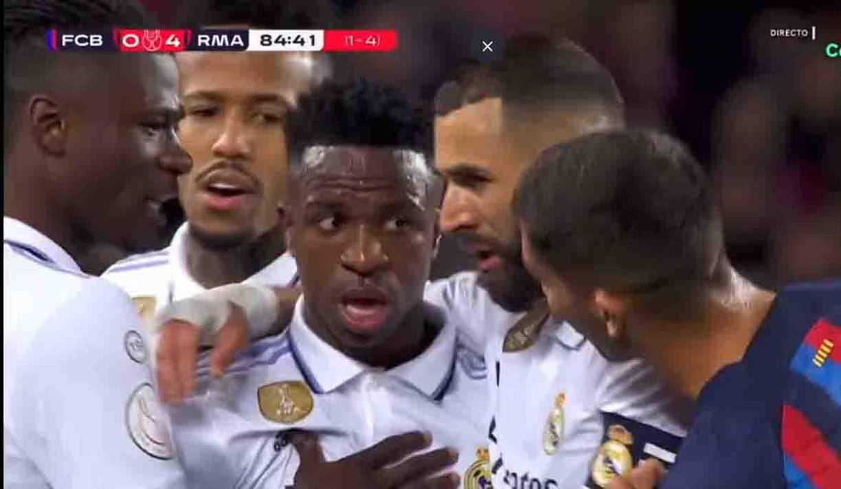 Otra de las peleas de Vinicius fue contra el extremo Ferran Torres. 