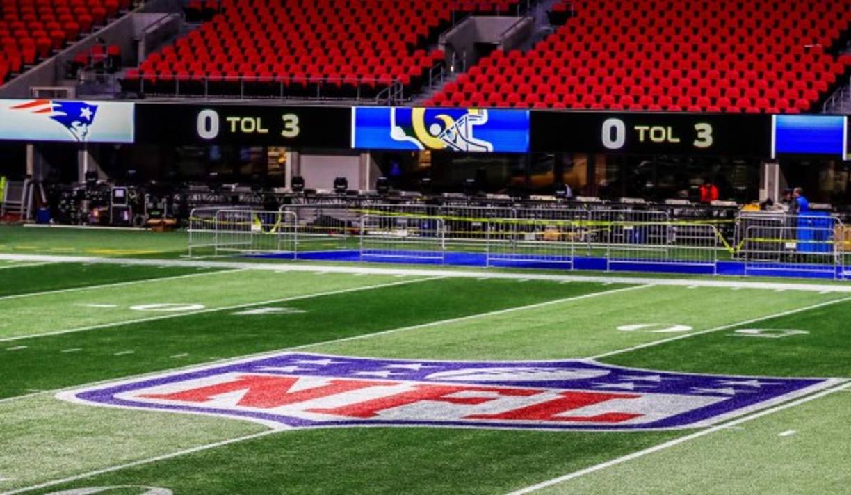 Cuenta con vestuarios para cada uno de sus equipos, adaptados a las necesidades de cada deporte.