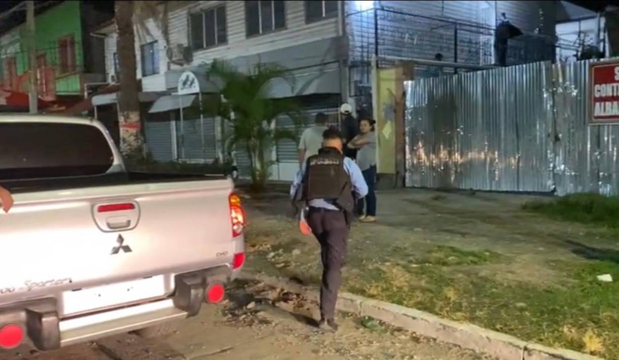 Hermelo Madrid, clase 1 de la Policía Nacional informó que los vecinos contaron que habían escuchado música en el apartamento del infortunado.