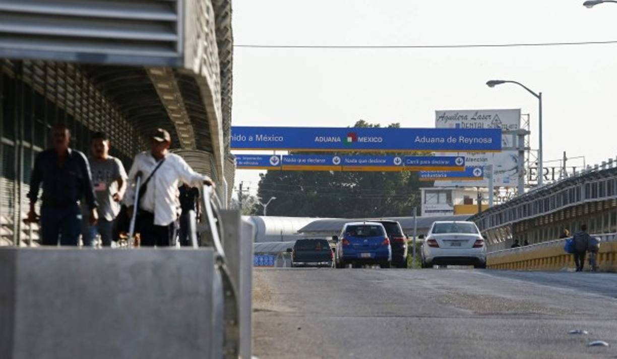 Los indocumentados intentan cruzar ilegalmente el puente sobre el Río Grande cerca de McAllen en Texas.