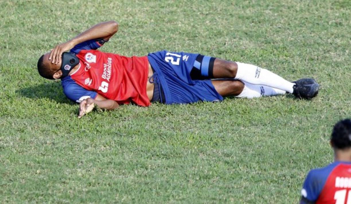 Jerry Bengtson se queja en el suelo tras una falta.