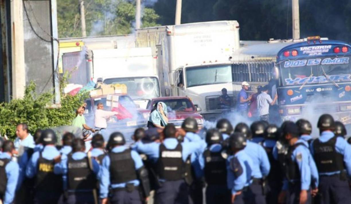 La Policía Nacional usó gases lacrimógenos para evitar que los manifestantes llegaran hasta las casetas.