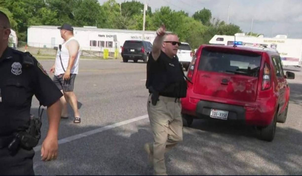 Al menos seis personas fueron hospitalizadas, incluido un policía.