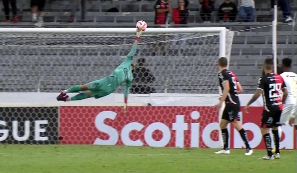 El portero colombiano Camilo Vargas voló de manera increíble para sacar un derechazo de Jorge Álvarez.