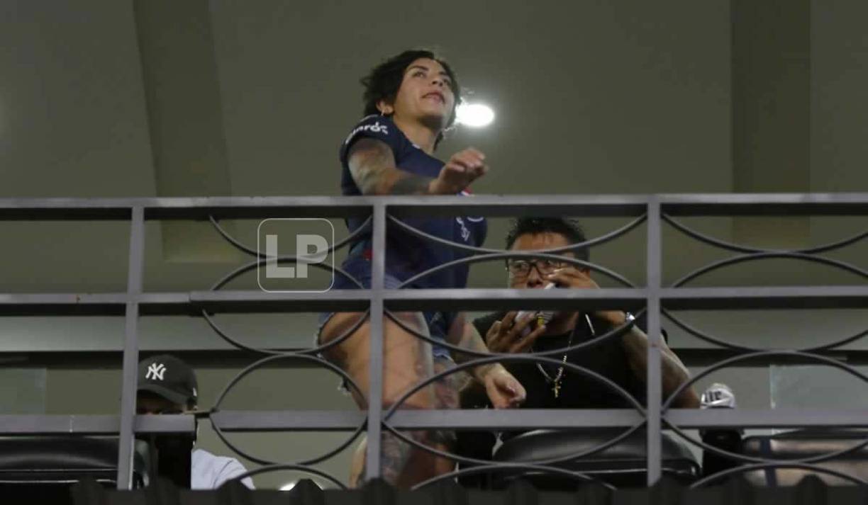 Se trata de Aileen Yileimy López, una bella abogada que es fanática del Motagua.