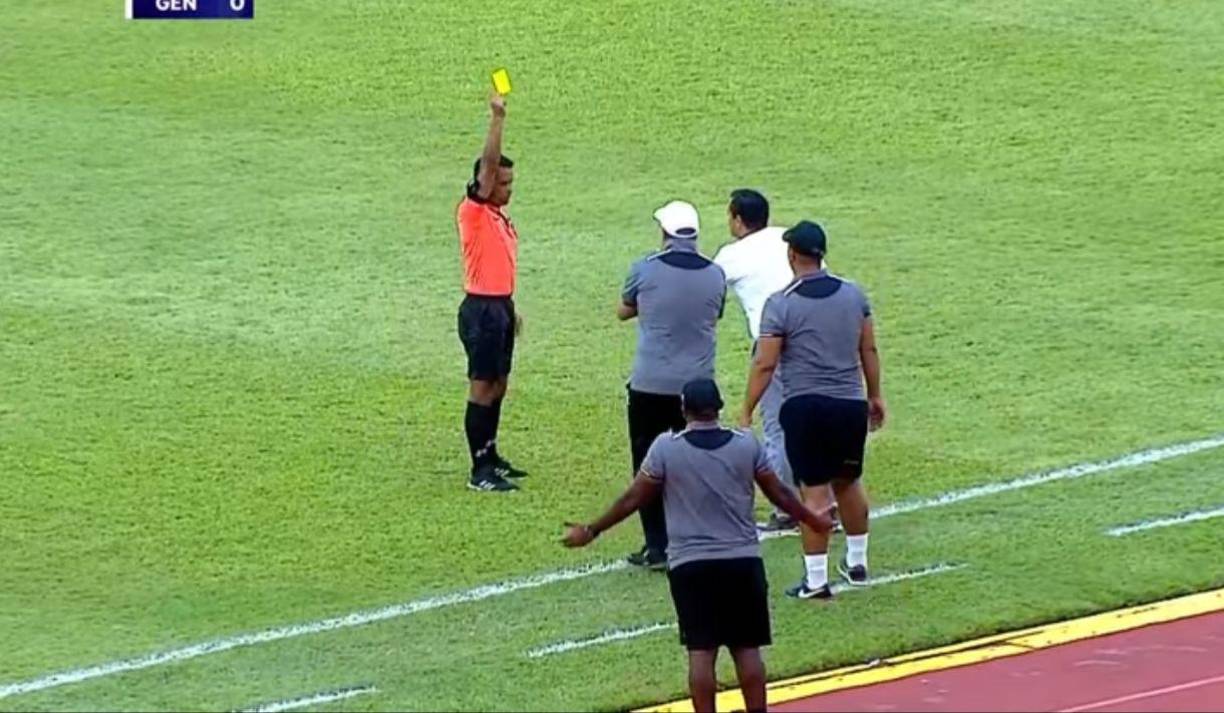 El costarricense tuvo una discusión con el árbitro central, Darwin Cedillo, quien lo amonestó al minuto 53 del partido, situación que no le gustó para nada al DT de La Máquina.