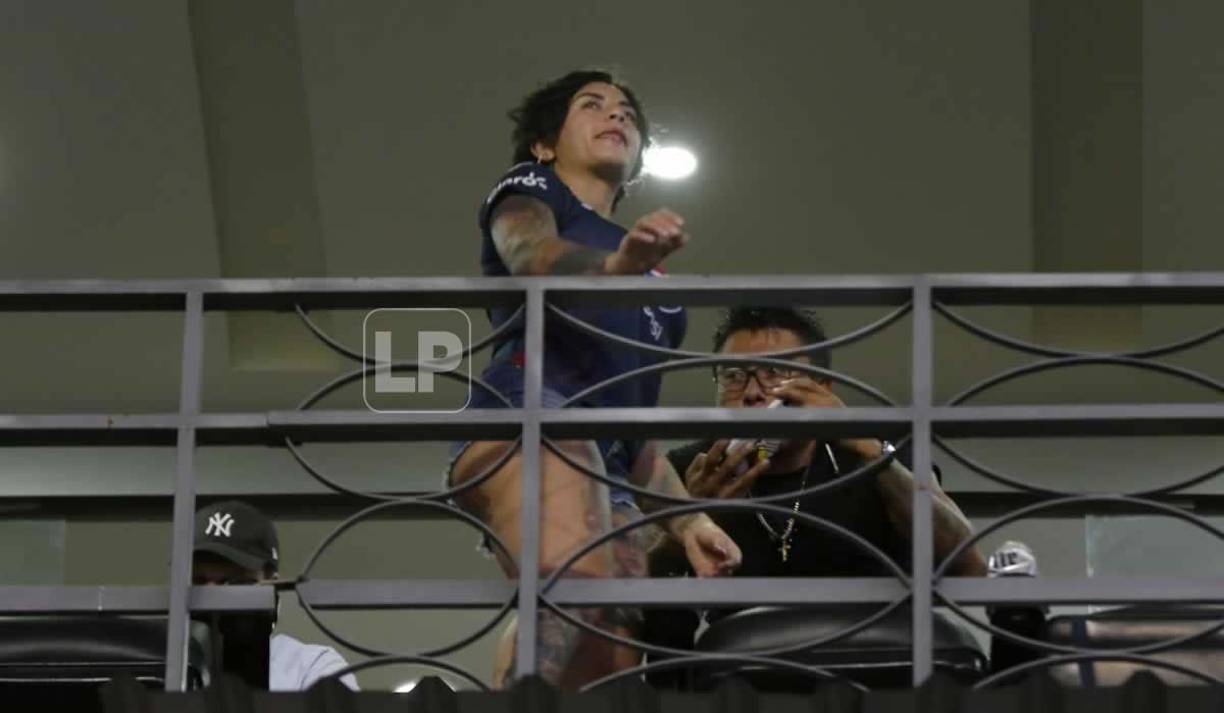 Graduada de la Universidad como licenciada en derecho, Aileen López llamó la atención en el estadio Nacional el miércoles durante la final Motagua-Comunciaciones.