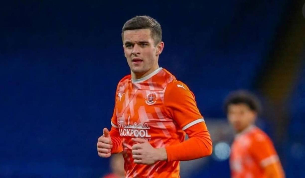 El futbolista profesional Jake Daniels sorprendió en las últimas horas tras declararse abiertamente que es homosexual. 