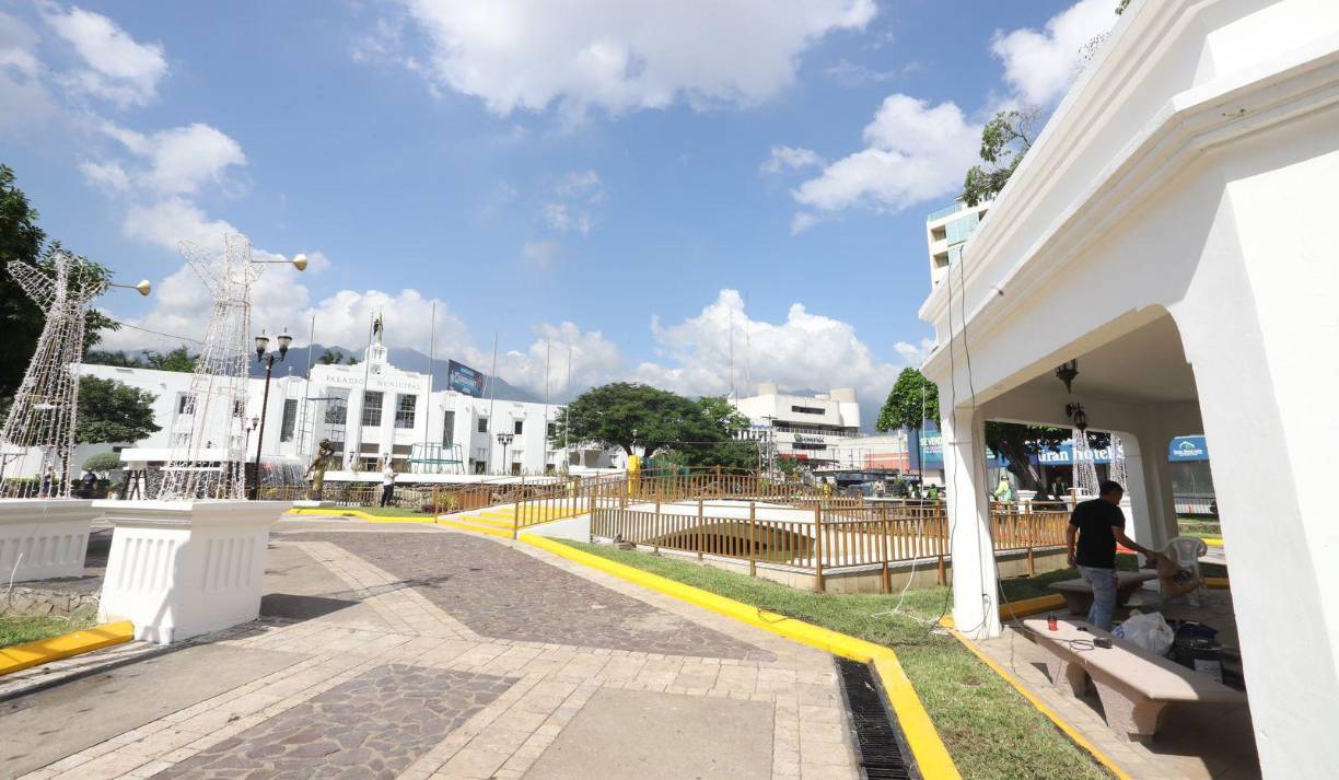 Las láminas que rodean el parque central serán retiradas para dar los últimos retoques y preparar el lugar para el encendido del árbol y el inicio de la Navidad.