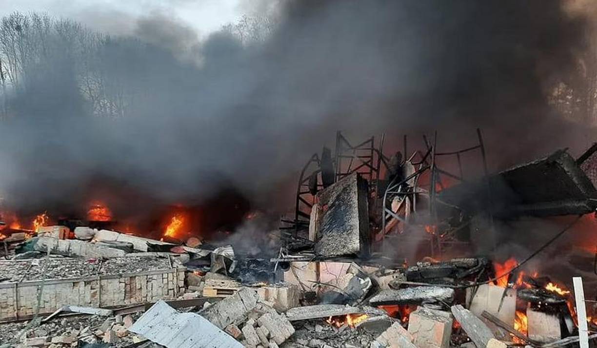 Las autoridades ucranianas cerraron el espacio aéreo a la aviación civil por motivos de seguridad, mientras que Rusia cerró el transporte marítimo en el mar de Azov, que comunica ambos países.