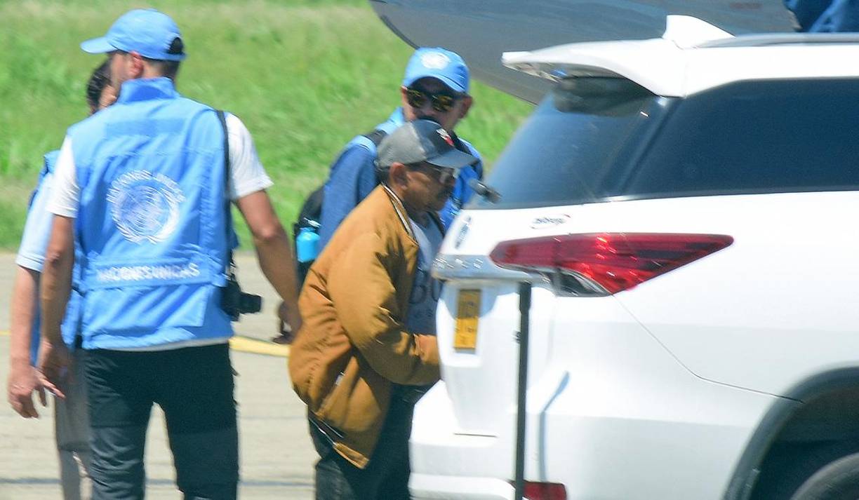 El aparato aterrizó en ese aeropuerto a las 11:08 hora local (16:08 GMT, 17.08 CET), y minutos después el recién liberado bajo por su propio pie y camino hasta un vehículo que lo esperaba en la pista para ser llevado, presumiblemente, a un centro médico.