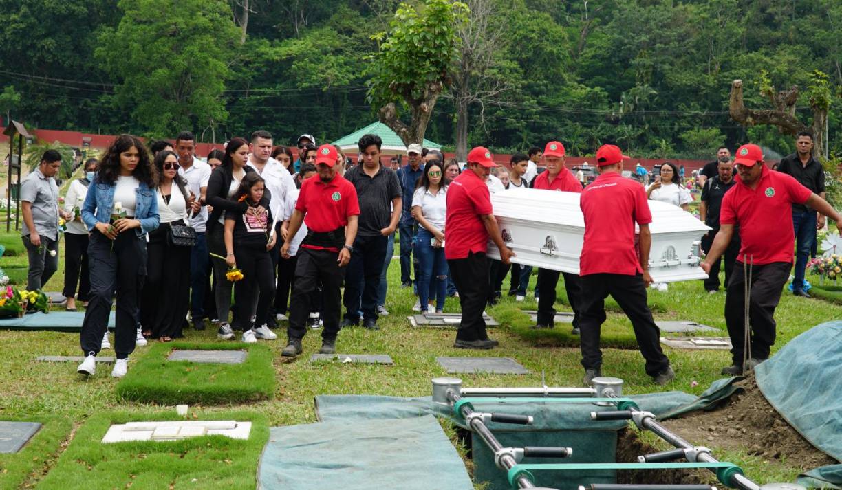 Imágenes: lágrimas y tristeza en último adiós a la joven Michelle Viera