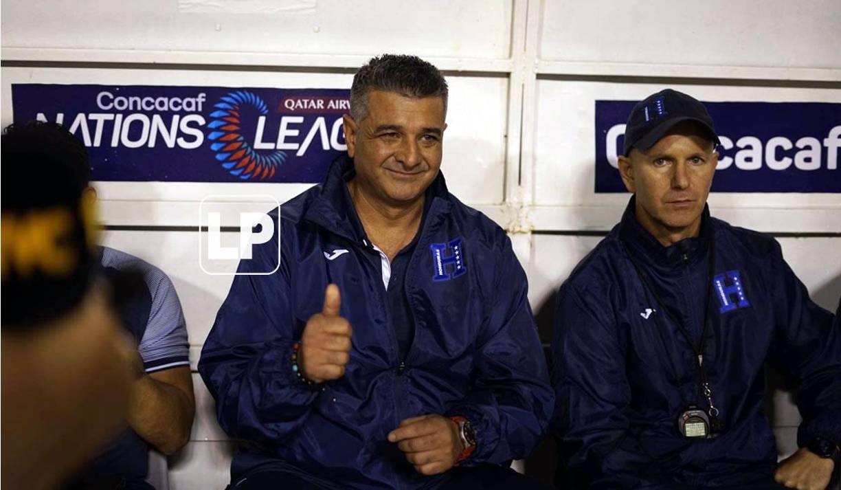 Diego Vázquez saludando al lente de Grupo OPSA antes del partido.