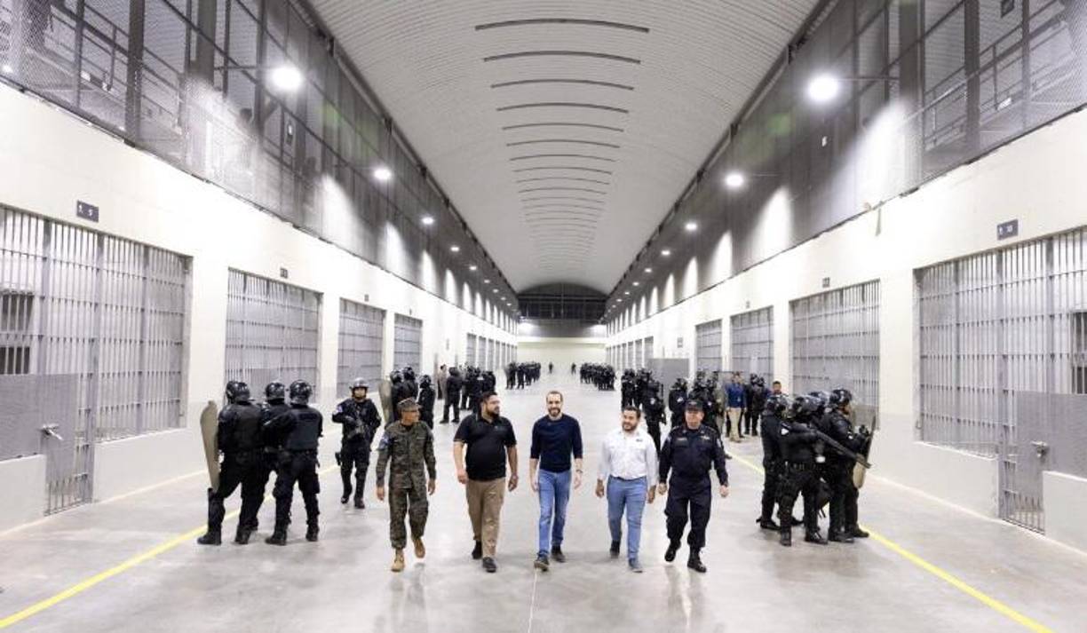 “Toda persona perteneciente a una estructura terrorista es la que va a ingresar a este centro de confinamiento”, aseguró el viceministro de Justicia y Seguridad Pública, Osiris Luna.