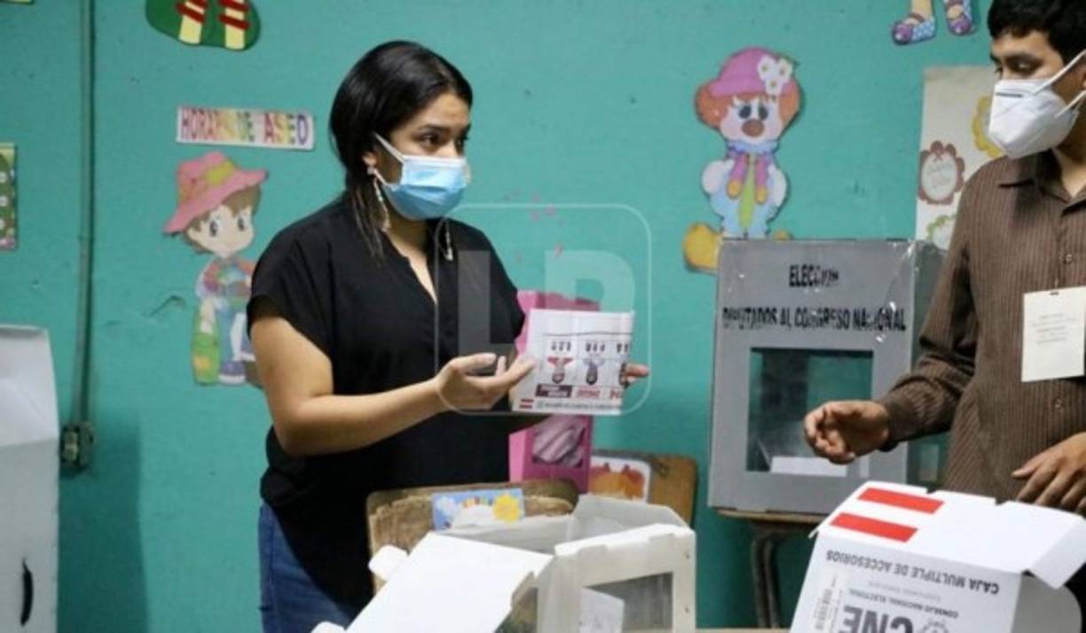 En Santa Rosa de Copán, tras cerrarse los comicios, inmediatamente comenzó el proceso de conteo.