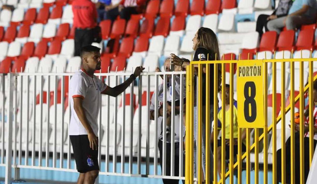 El brasileño Gabriel Araújo del Olimpia vio a su pareja sentimental en el sector de silla e inmediatamente se dirigió a saludarla. 