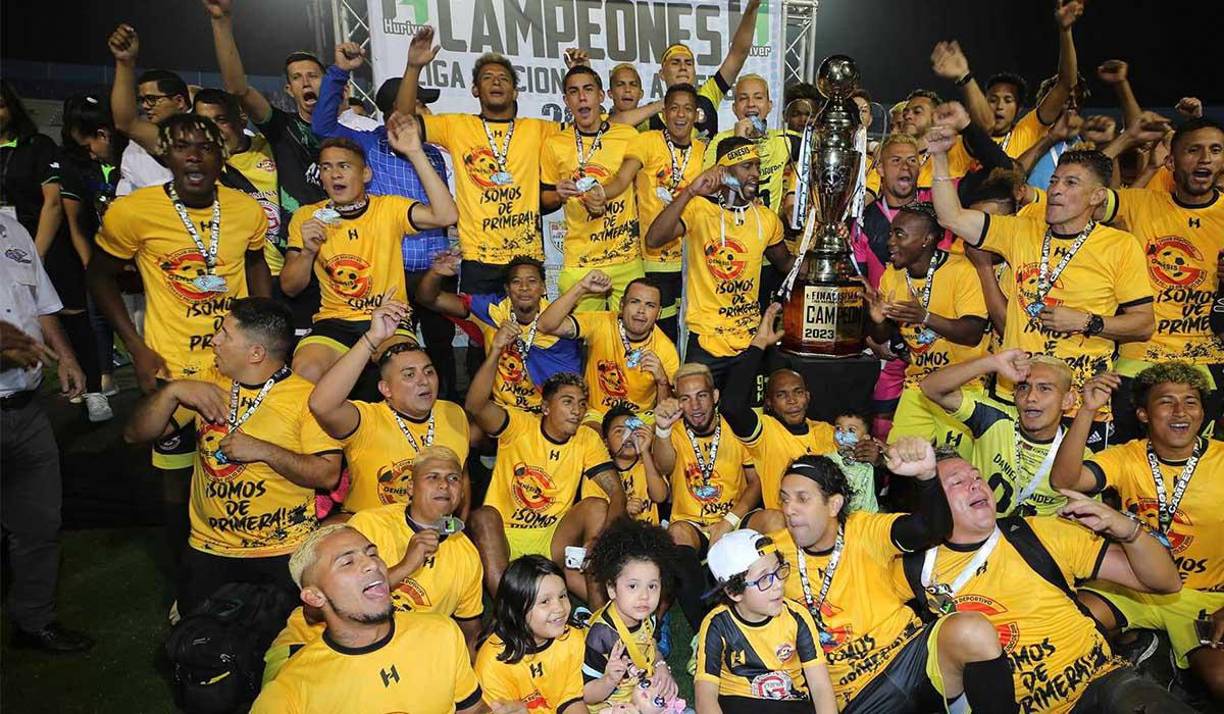 Momento en donde el Génesis alzaba la Copa que los acredita campeones y les da el pase a la primera división.