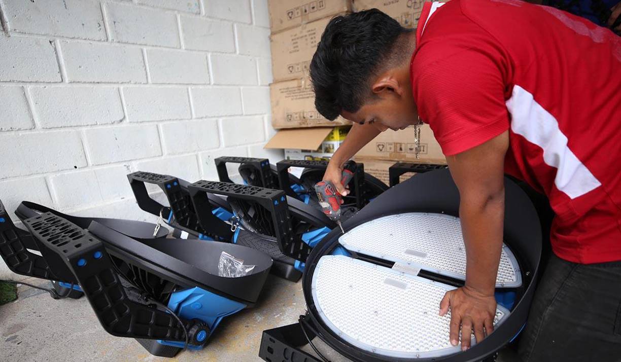 Este miércoles se ha podido verificar que ya se ha iniciado con el proceso de cambios de las lámparas del estadio Nacional y así poder tener todo listo para este viernes.