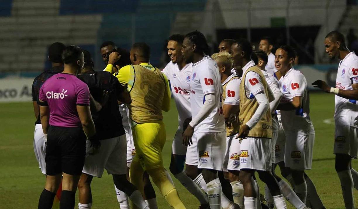Jugadores del Olimpia se volcaron a celebrar el gol de Dimitri Gordon. Es la joya del Olimpia y en su debut se estrenó con gol. 