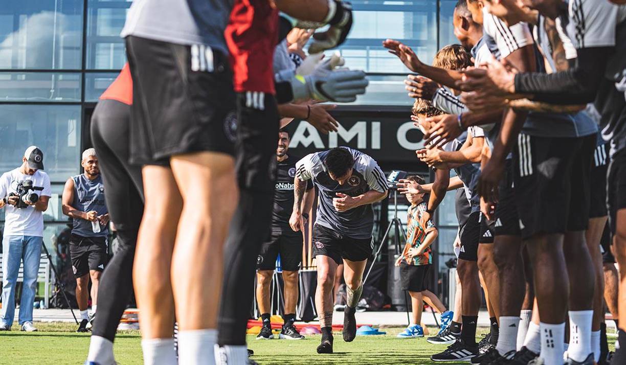 Messi fue recibido con palmaditas y un par de patadas por sus compañeros del Inter Miami. Todo fue con cordialidad y reinó el buen ambiente.