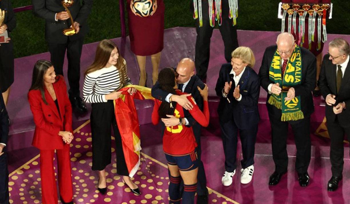 “Desde nuestra asociación pedimos a la RFEF que implemente los protocolos necesarios, vele por los derechos de nuestras jugadoras y adopte medidas ejemplares. Es esencial que nuestra selección, actual campeona del mundo, esté siempre representada por figuras que proyecten valores de igualdad y respeto en todos los ámbitos. Es necesario continuar avanzando en la lucha por la igualdad, una lucha que nuestras jugadoras han liderado con determinación, llevándonos a la posición en la que nos encontramos hoy”, añadieron.