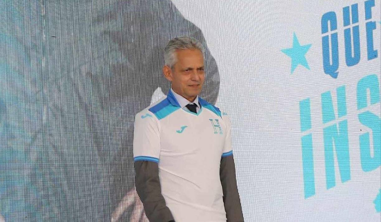 Reinaldo Rueda con la camiseta de la selección de Honduras. 