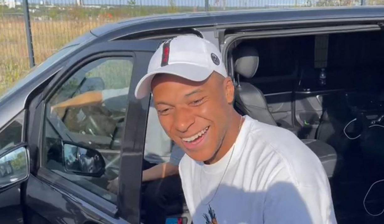 Según L’Équipe, Kylian Mbappé lo tiene claro: solo quiere jugar en el Real Madrid. El futbolista francés quiere ver cumplido su sueño y solo saldría del PSG este verano si es para poner rumbo a la capital española.