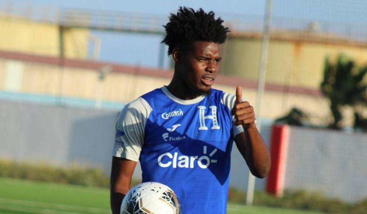 Maylor Núñez: Lateral por la banda derecha. 