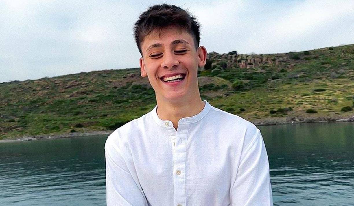 Arda Güler ha decidido unirse al Real Madrid, a pesar de tener un acuerdo previo con el eterno rival, el FC Barcelona. Esta elección ha generado revuelo especialmente en España y el enfado en muchos barcelonistas es evidente.