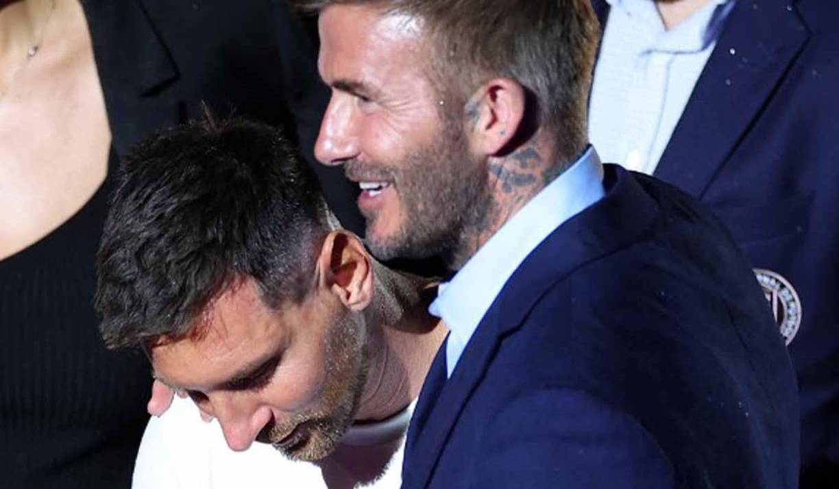 David Beckham le dio un abrazo a Messi muy efusivo. 