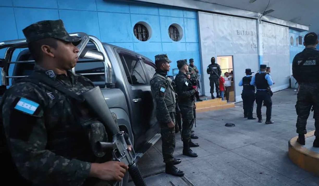La seguridad llegó desde muy temprano al estadio Nacional Chelato Uclés para el Olimpia vs Vida.