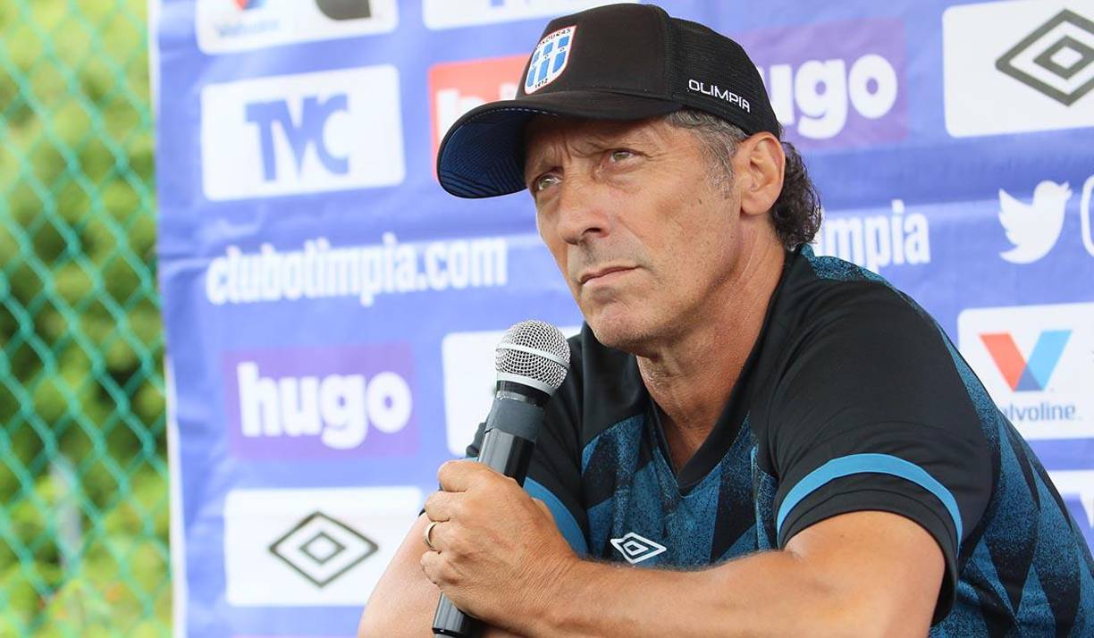 Troglio habló sobre su candidatura para la selección de Honduras: “Les juro por mis hijos que nadie en la federación me llamó para decirme si agarraría el equipo. En un momento sí, en el instante de dirigir tres partidos, pero ¿tres partidos? ¿Qué trabajo puedo hacer en tres partidos? Si vos nos dirigiste una eliminatoria o un Mundial, no estás capacitado. Scaloni mató a todos con ese tema. El fútbol no es tan complicado. Yo tengo un arreglo con Olimpia. Y es lógico que a uno le causa placer estar en una lista”, indicó.