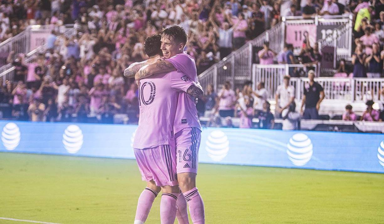 El finlandés Robert Taylor marcó dos tantos y fue felicitado por Lionel Messi.