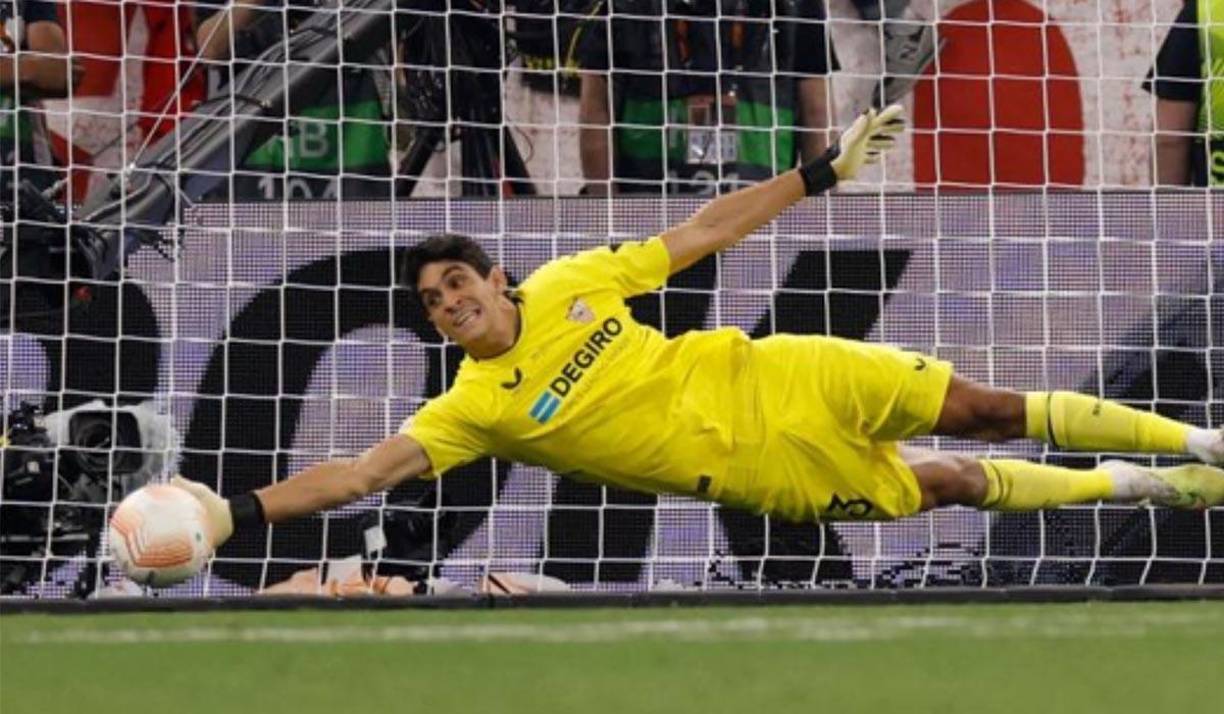 El Bayern de Múnich vuelve a mirar a Bono, portero del Sevilla, después de que no hayan fructificado las negociaciones por David Raya, del Brentford.