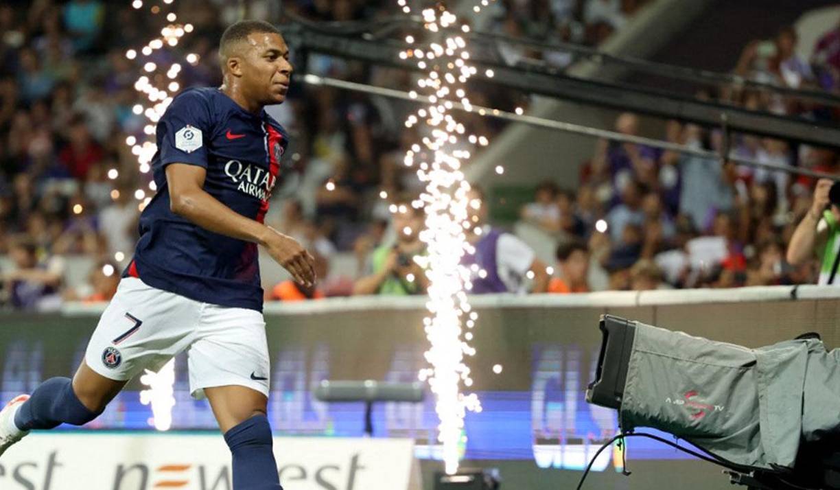 Mbappé no tardó en marcar, convirtiendo en el minuto 62 un penal provocado por él mismo al recibir una falta de Rasmus Nicolaisen en el área.