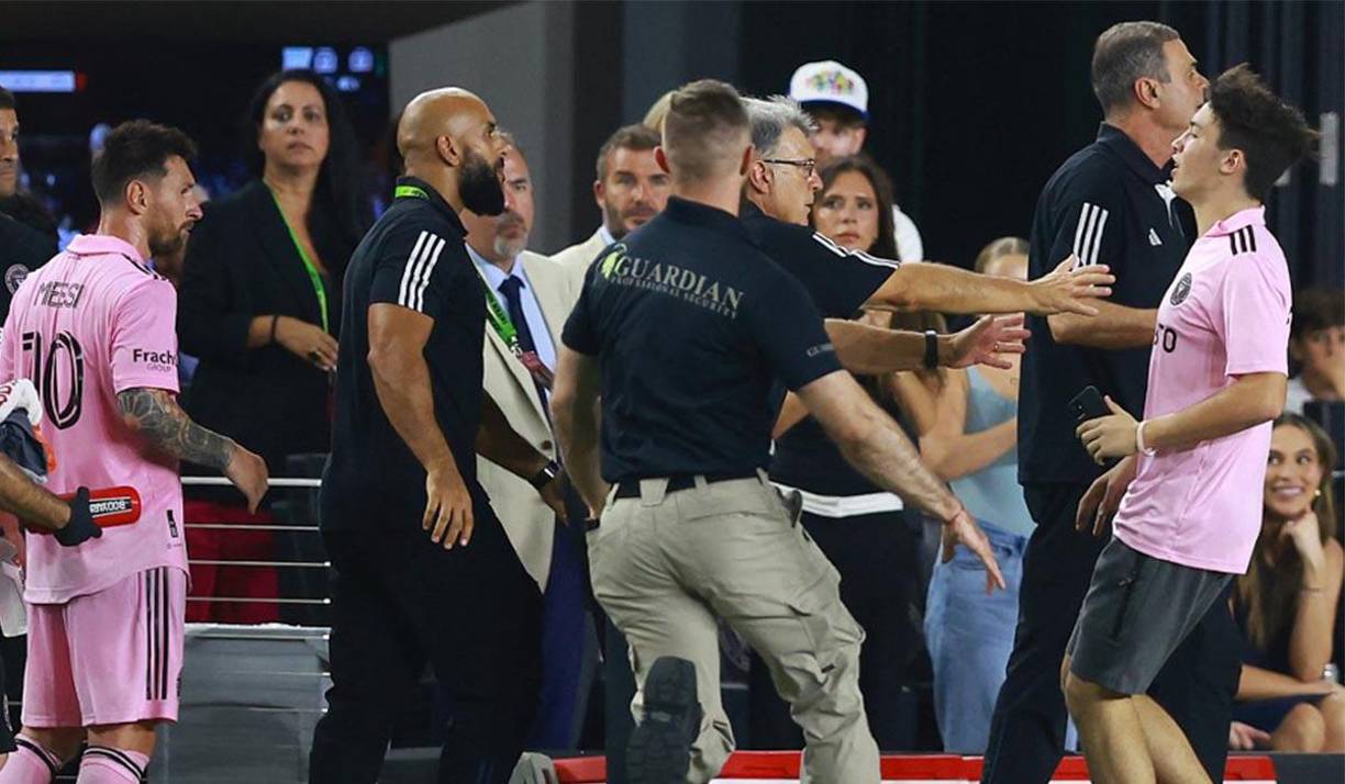 Un pequeño susto se vivió cuando Messi se fue reemplazado. Un espontáneo burló la seguridad y se fue donde estaba Leo, al final pudo ser controlado.