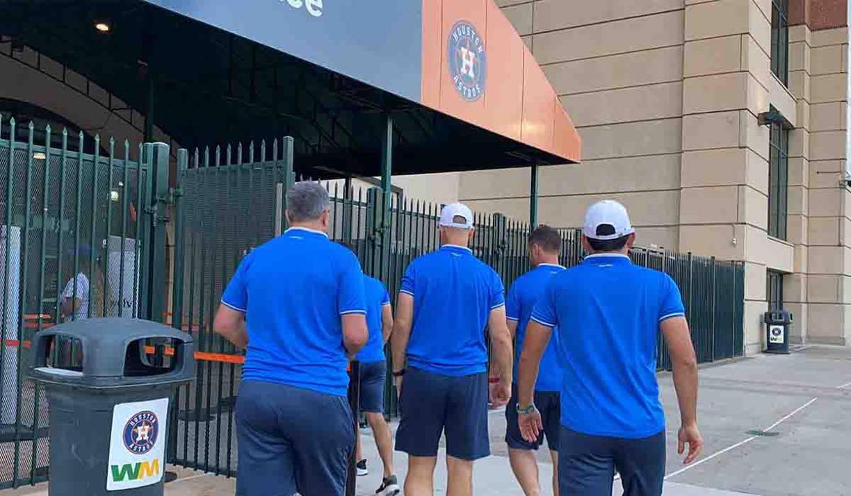 Diego Vázquez y el cuerpo técnico de la Selección Nacional de Honduras no se quisieron perder la experiencia de ver a Mauricio Dubón.