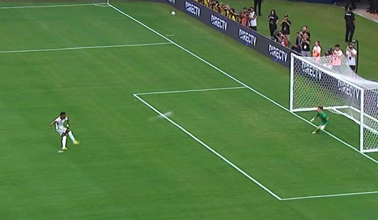 El <b>Madrid</b> desperdició un penalti que Vinicius Jr. envió al larguero en el minuto 20.