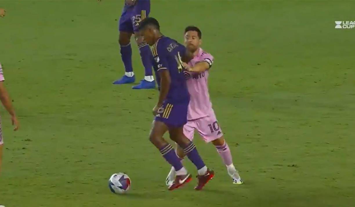 Lionel empujó y quitó el balón al peruano que solo se hizo a un lado.