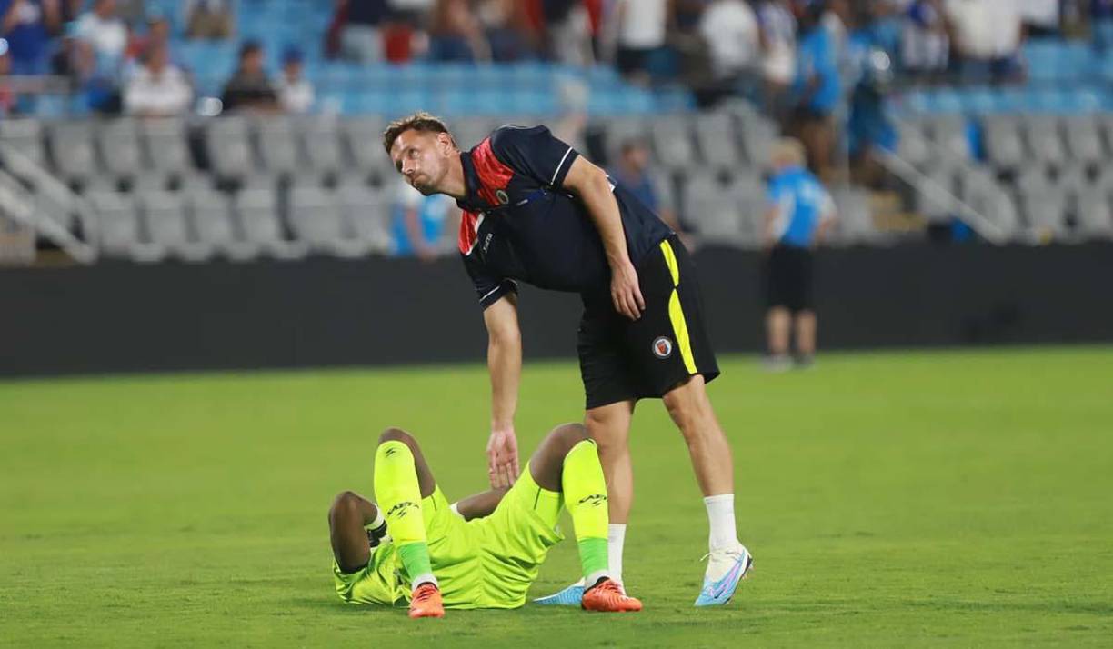 El portero de Haití se lanzó al césped lamentando la eliminación. Fue consolado por integrante del cuerpo técnico.