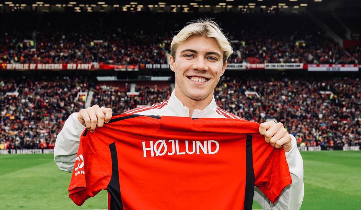 El Manchester United hizo oficial el fichaje del atacante danés Rasmus Hojlund, jugador que llega procedente del Atalanta. El monto del traspaso está estimado en 64 millones de libras (81,5 millones de dólares). Hojlund se comprometió hasta junio de 2028, más un año en opción.