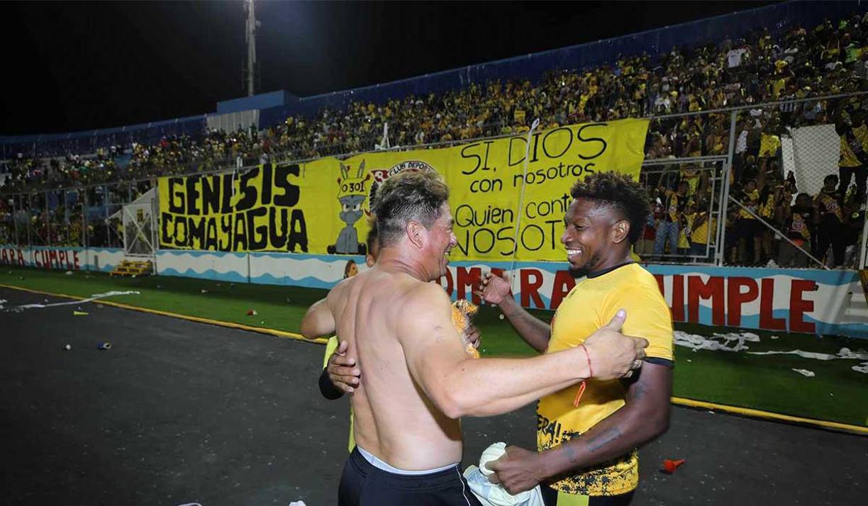 Tilguath no pudo estar en el banquillo por suspensión. Tras el final del juego, celebró con sus jugadores del Génesis. 