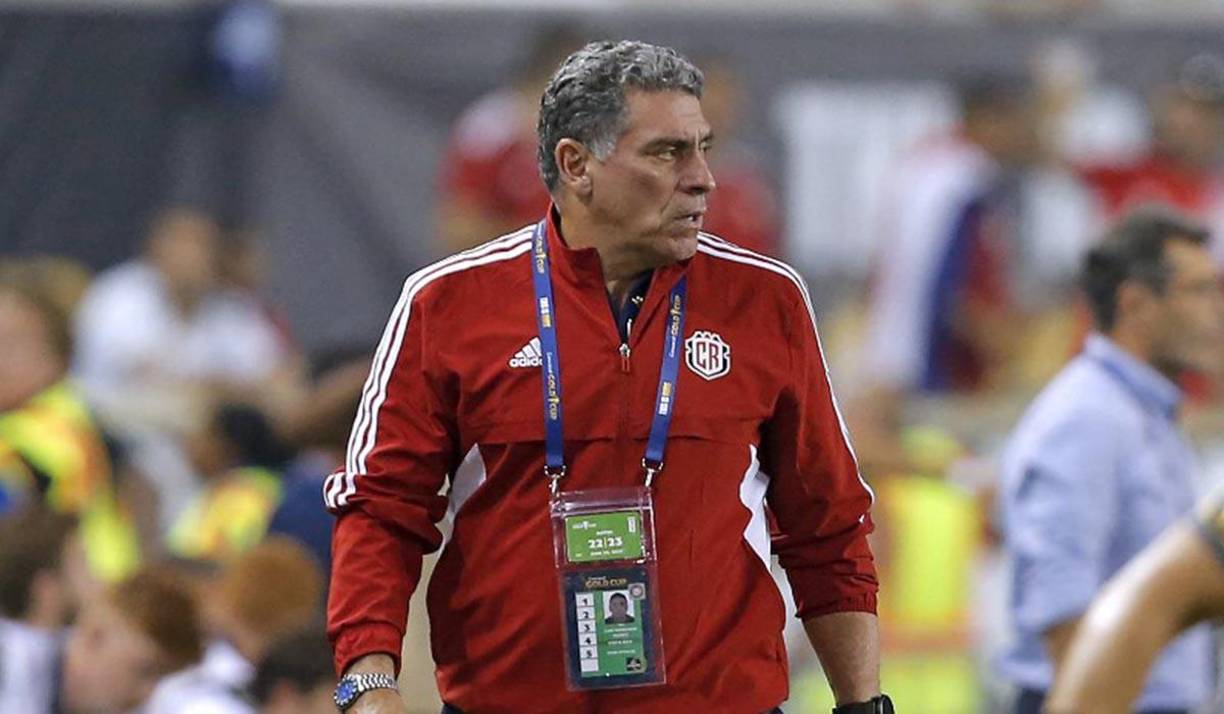 Luis Fernando Suárez: A pesar de haber disputado tres mundiales, el estratega de Costa Rica no es el mejor pagado de Centroamérica. Tiene un salario mensual de $229, 225. Su ingreso anual es de 350, 700 dólares.